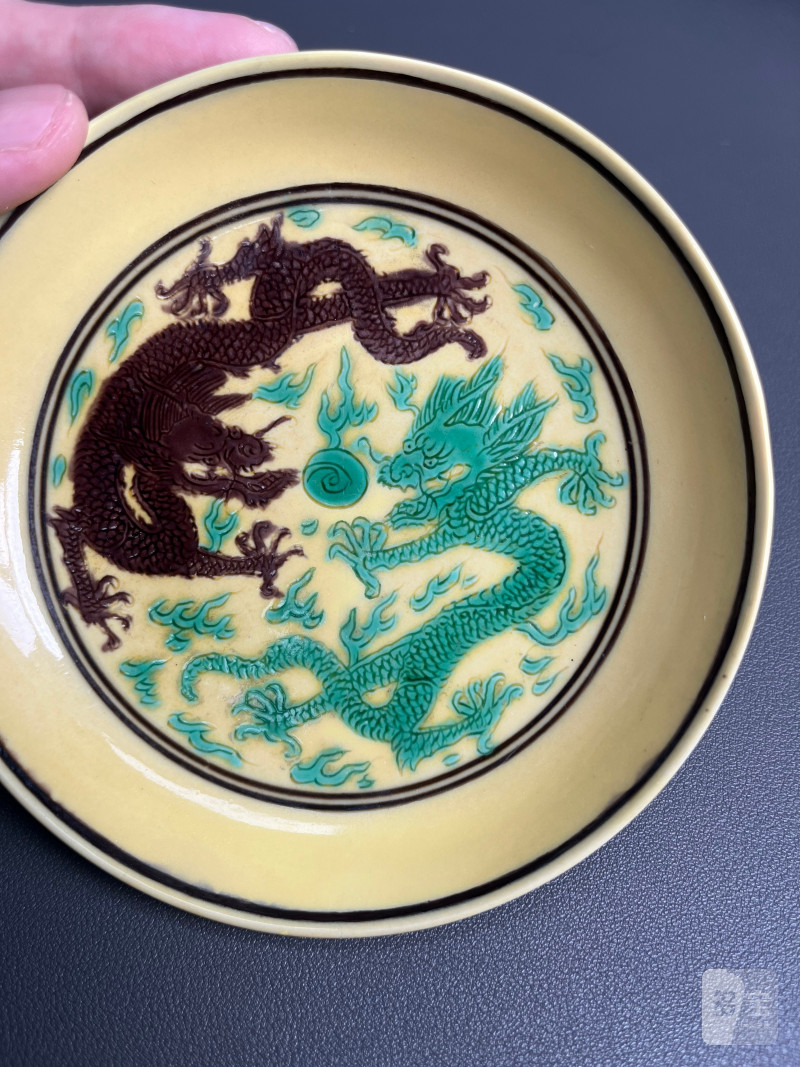 清康熙  素三彩双龙盘 - 图6